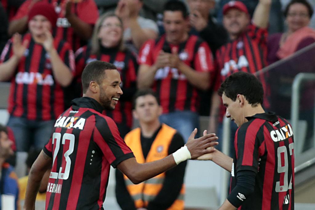 Hernani e Pablo comemoram gol marcado diante do Fluminense no 1º turno. Confronto direto com os cariocas será fundamental no returno. | Albari Rosa/Gazeta do Povo