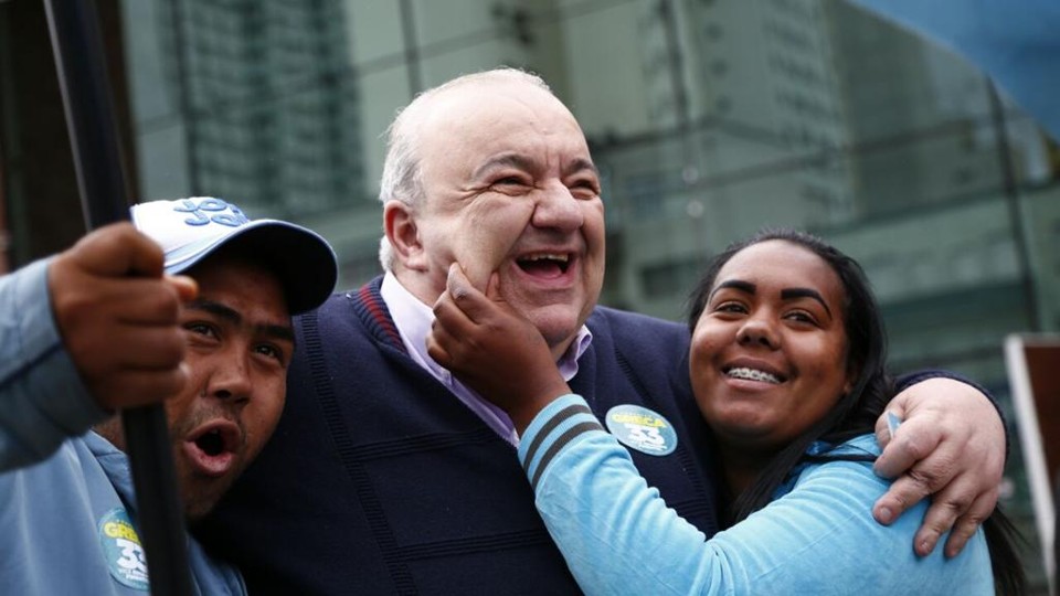 Rafael Greca encontra eleitores em frente ao Mercado Municipal. | /