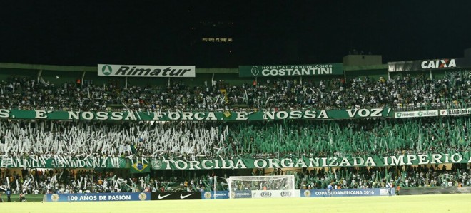Torcida do Coritiba durante o intervalo de jogo. | Hugo Harada
