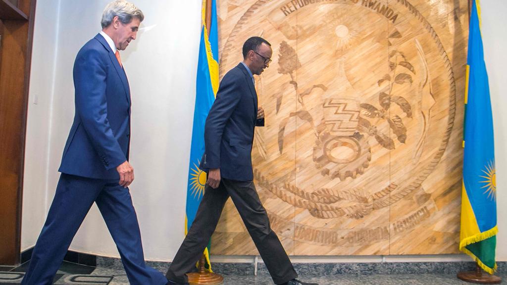 John Kerry,s ecretário de estados dos EUA, acompanhado do presidente da Ruanda, Paul Kagame durante encontro para oficializar o acordo | CYRIL NDEGEYA/AFP