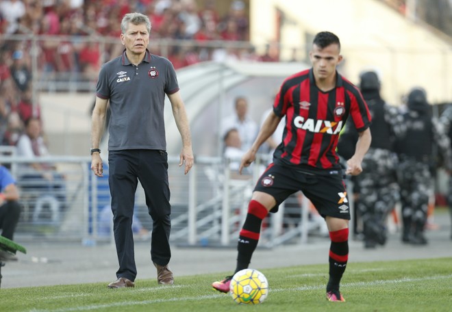 Paulo Autuori observa movimentação da equipe atleticana | Hugo Harada/Gazeta do Povo