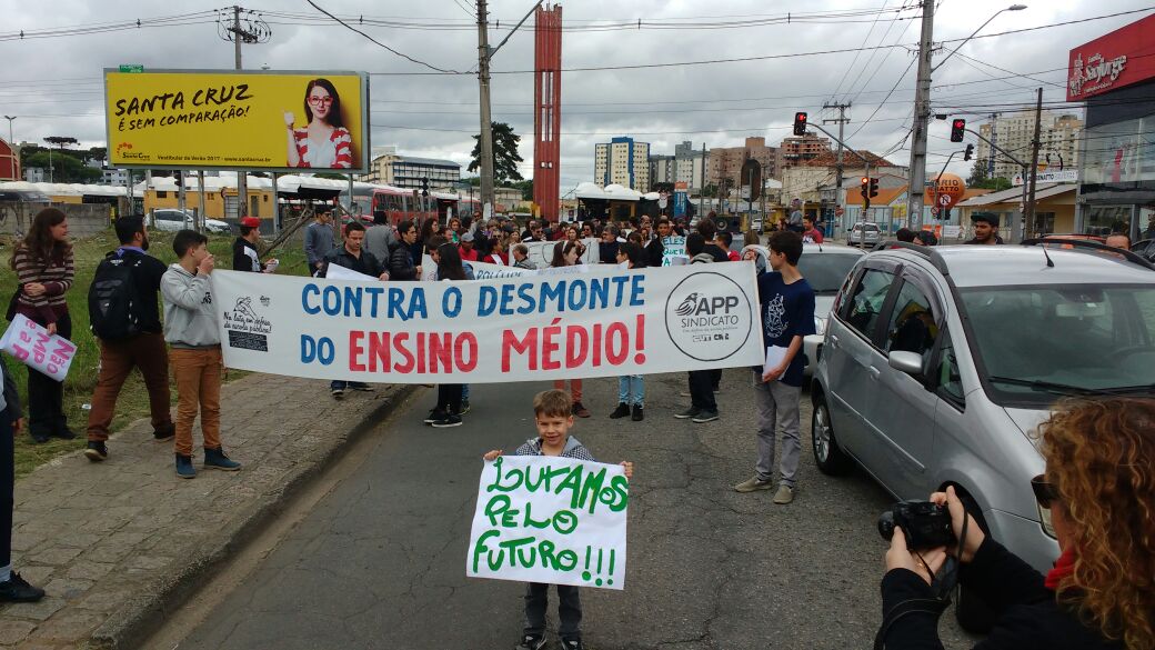 Estudantes caminham do Terminal do Capão Raso em sentido ao Terminal do Portão em Curitiba. | Antônio More/Gazeta do Povo