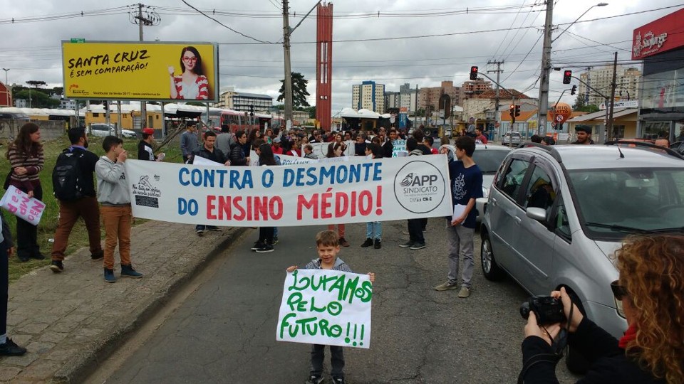 Estudantes caminham do Terminal do Capão Raso em sentido ao Terminal do Portão em Curitiba. | Antônio More/Gazeta do Povo