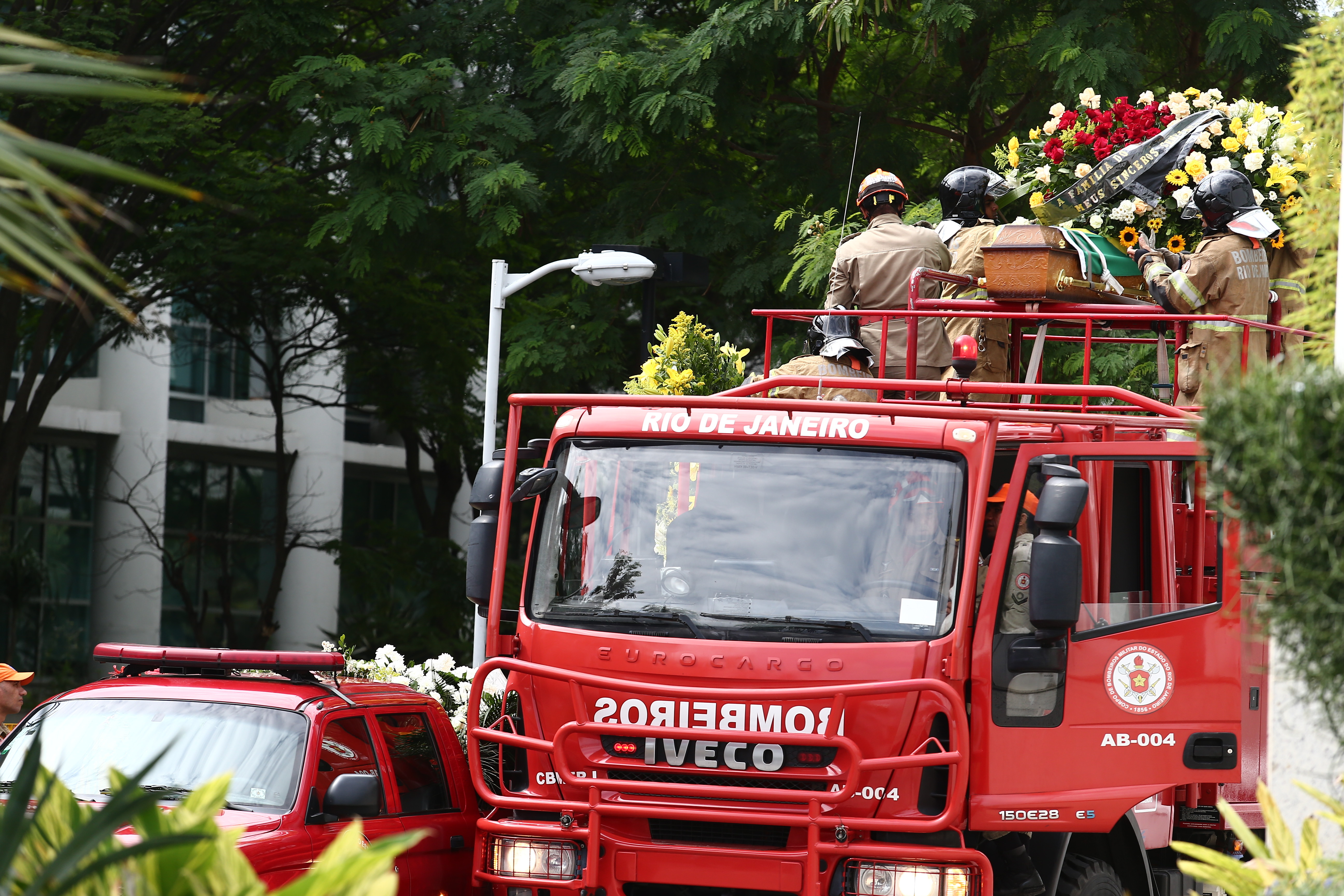 Corpo do capitão deixou o velório na sede da CBF em um carro de bombeiro. | WILTON JUNIOR/ESTADÃO CONTEÚDO