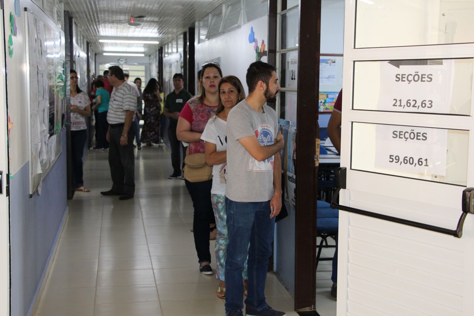 Foz do Iguaçu: em uma das seções do Colégio Anglo Americano, na foto, os problemas com biometria chegavam a 20% do total de eleitores | Vacy Alvaro/Gazeta do Povo