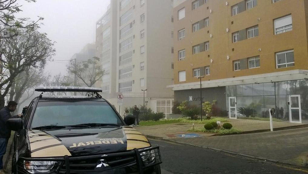 Carro da Polícia Federal na frente do prédio em que Gleisi tem apartamento | Aniele Nascimento/Gazeta do Povo