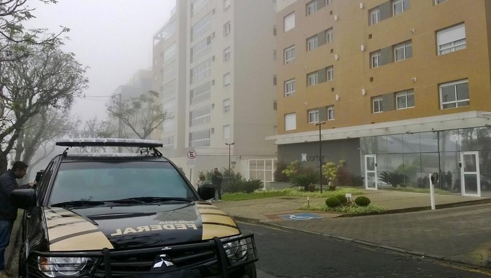 Carro da Polícia Federal na frente do prédio em que Gleisi tem apartamento | Aniele Nascimento/Gazeta do Povo