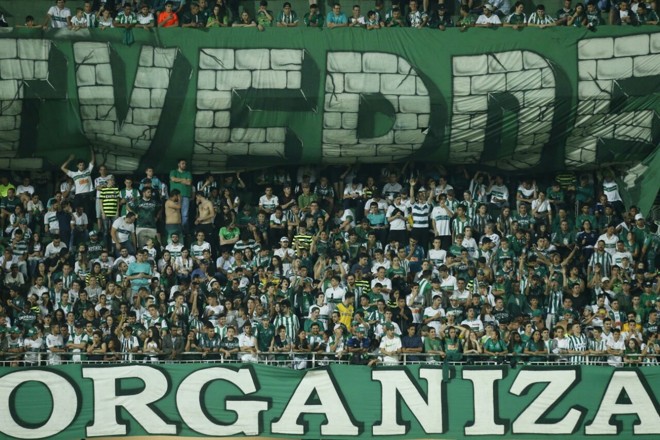 Torcida coxa-branca esteve em bom número no Couto Pereira. | Hugo Harada/Gazeta do Povo