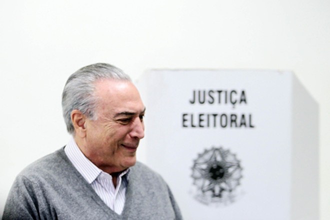 Contrariando a previsão de que votaria às 11h, Temer chegou no colégio eleitoral às 8h, escapando de protestos contra o governo. | Felipe Rau /Estadão Conteúdo