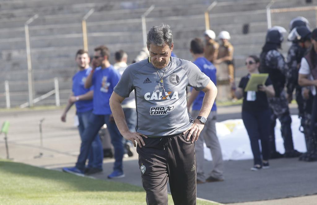 Técnico Paulo César Carpegiani no Atletiba da Vila Capanema, no domingo (16). | Pedro Serapio/Gazeta do Povo