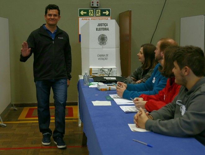 Fãs tietaram o juiz Sergio Moro, que coordena as ações da Operação Lava Jato, esta manhã . Moro vota na Sociedade Duque de Caxias, no Bacacheri. | Aniele Nascimento/Gazeta do Povo