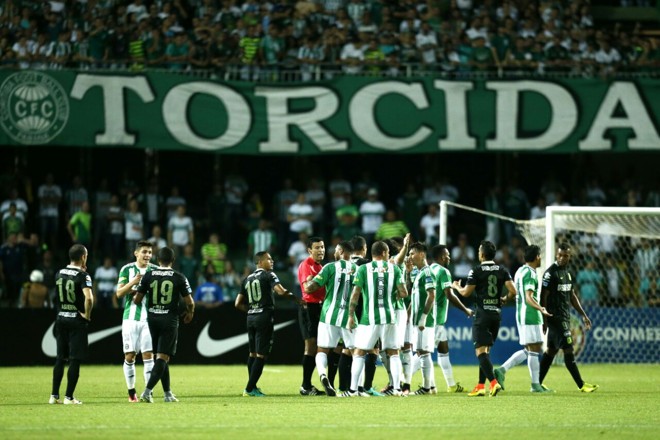 Clima esquentou quando o time visitante não respeitou o fair play na saída de bola. | Hugo Harada/Gazeta do Povo