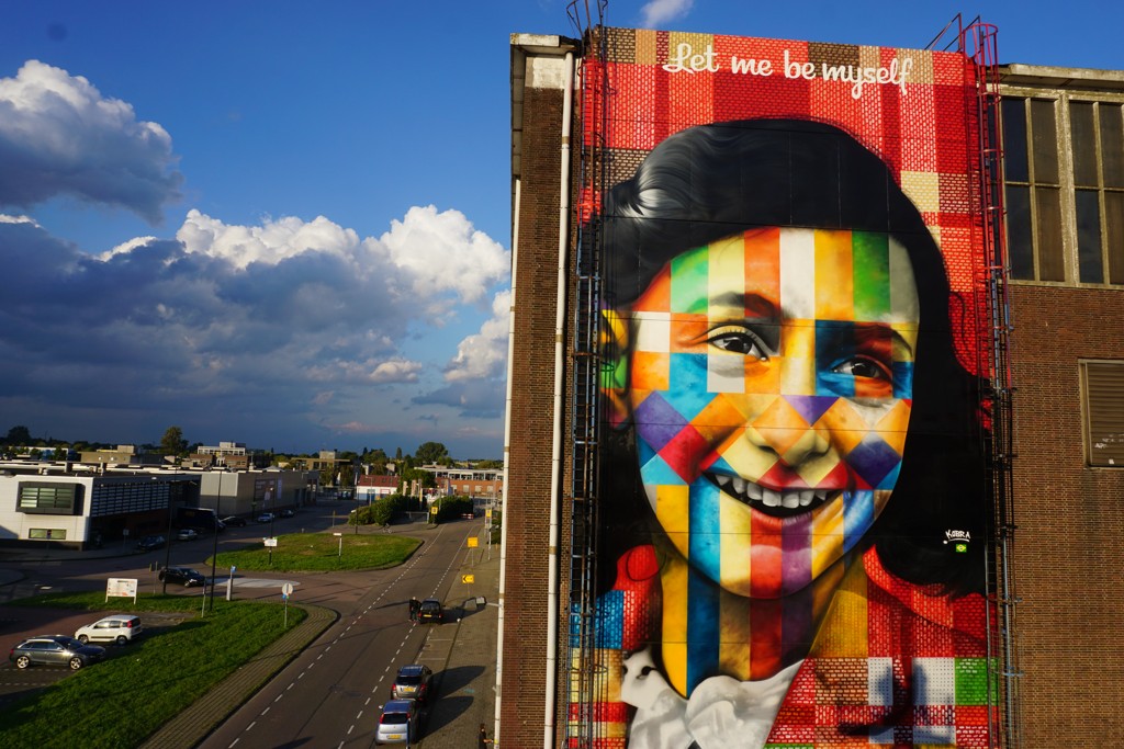 Artista brasileiro pinta imagem de Anne Frank na Holanda