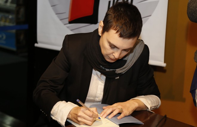 Adriana Calcanhotto autografou cem exemplares na noite de quinta (27), durante o lançamento do livro | Pedro Serapio/Gazeta do Povo