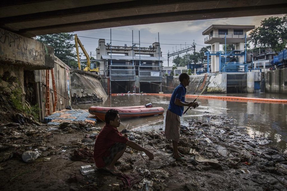 Projeto iniciado em 2012 luta contra o mau comportamento da população, que ainda não aprendeu que rio não é lata de lixo. | Kemal Jufri/NYT