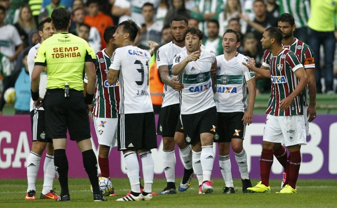 Kléber reclama com o árbitro Raphael Claus após expulsão polêmica | Jonathan Campos /Gazeta do Povo