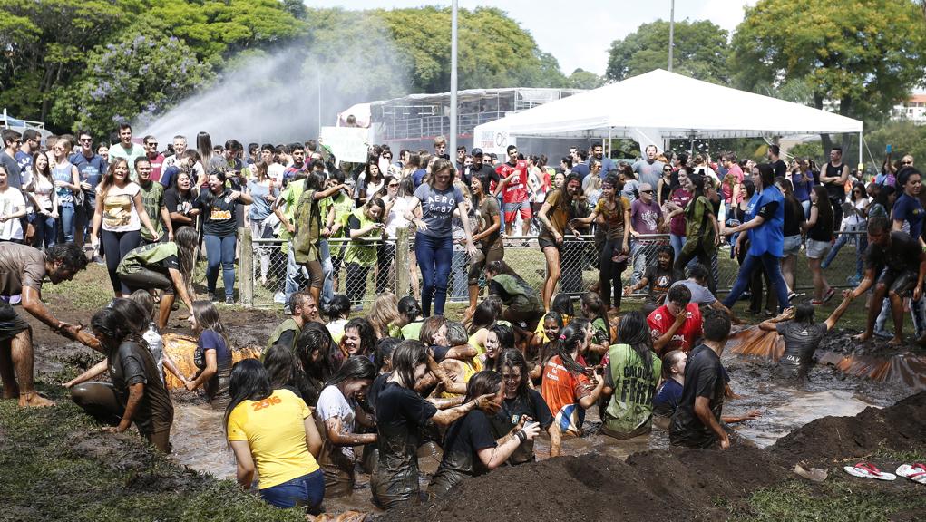 Festa dos aprovados começa às 14h com banho de lama e festival de cores. | Pedro Serapio/Gazeta do Povo