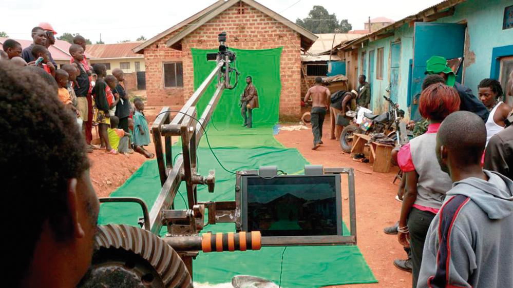 Na favela de Wakaliga, em Kampala, Isaac Nabwana transforma seus vizinhos em astros de filmes de ação | Ramon Film Productions/Divulgação