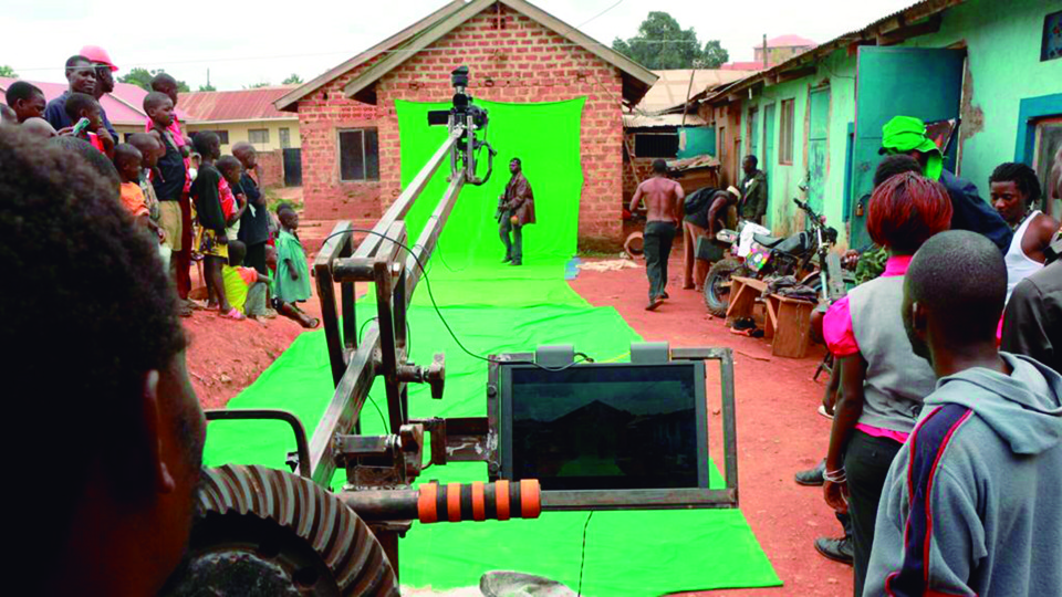 Na favela de Wakaliga, em Kampala, Isaac Nabwana transforma seus vizinhos em astros de filmes de ação | Ramon Film Productions/Divulgação