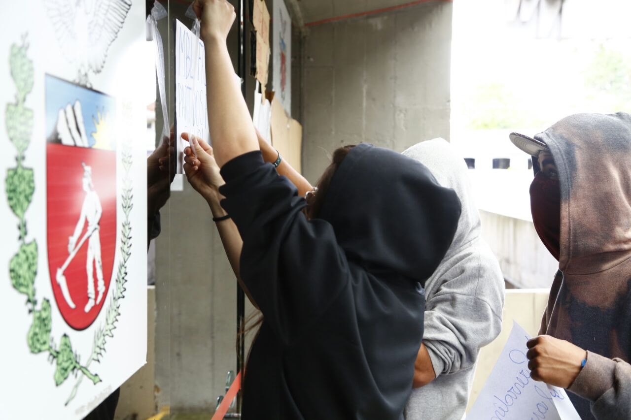 Estudantes ocuparam o prédio do Núcleo Regional de Educação, onde também funciona o ParanáPrevidência. | Henry Miléo/Gazeta do Povo