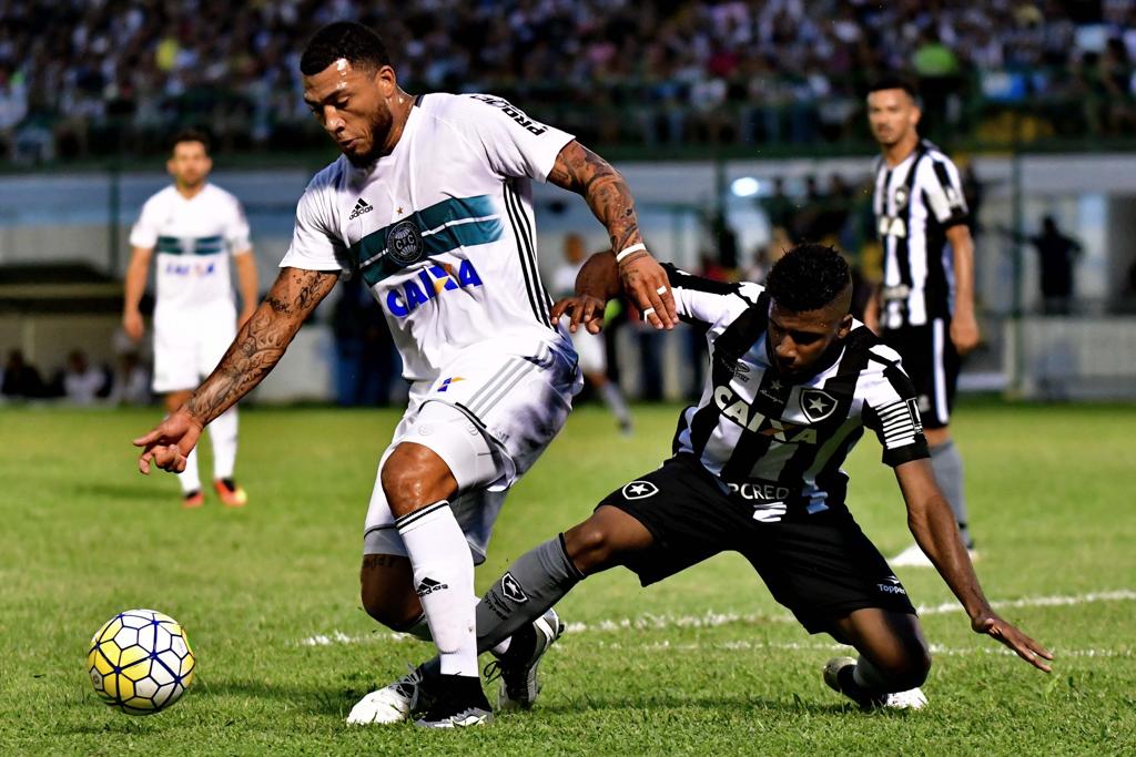 Kazin correu bastante no empate com Botafogo, mesmo após desgaste da viagem à Colômbia. | MARCELLO DIAS/ESTADÃO CONTEÚDO