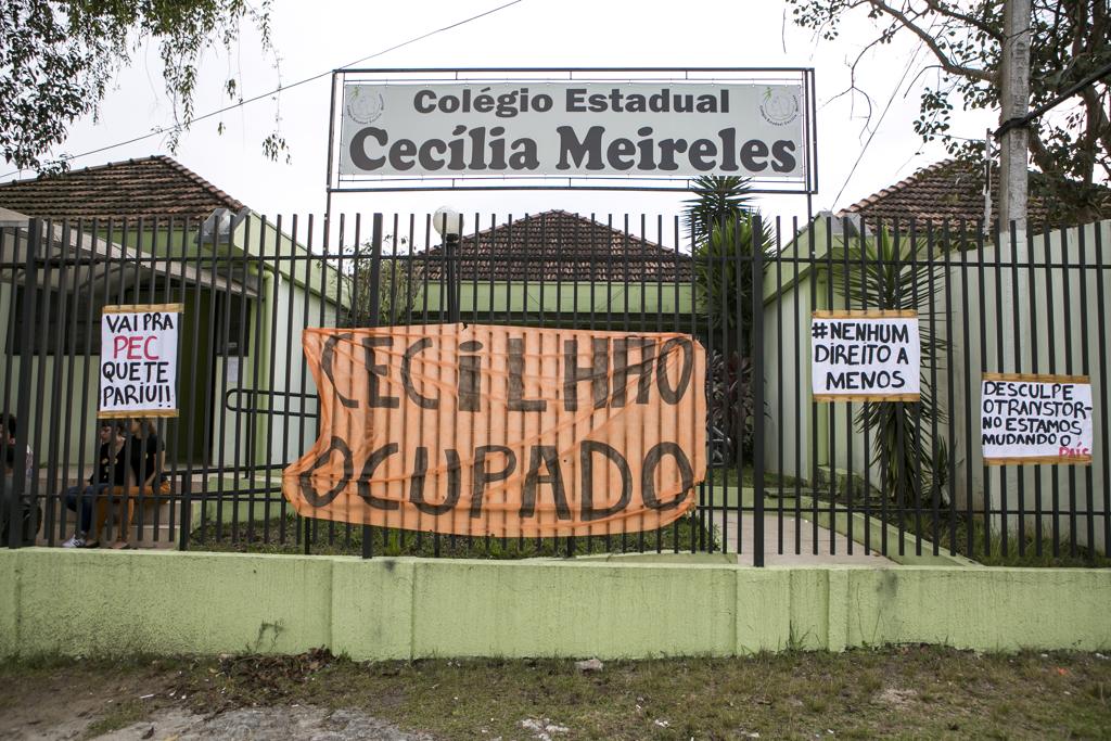 Movimento começou no dia 3 de outubro e já ocupa mais de 20% do total de unidades escolares estaduais do PR | Marcelo Andrade/Gazeta do Povo
