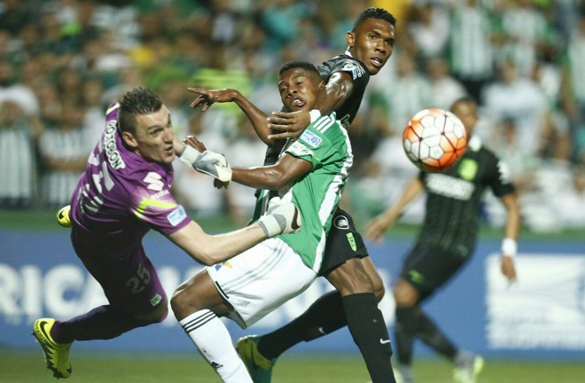 Iago tenta o gol de empate para o Coxa, mas sofre com a marcação. | Hugo Harada/Gazeta do Povo