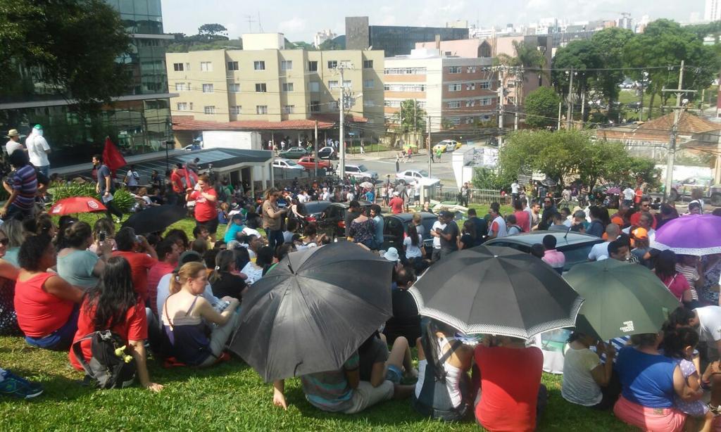 Centenas de servidores aguardam o fim da reunião entre governo e sindicatos, em frente à Celepar | Euclides Lucas Garcia/Gazeta do Povo