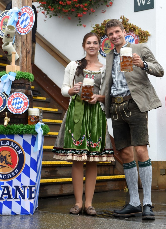 Atacante Thomas Müller, natural da Bavária, estava em casa com a esposa | CHRISTOF STACHE/AFP