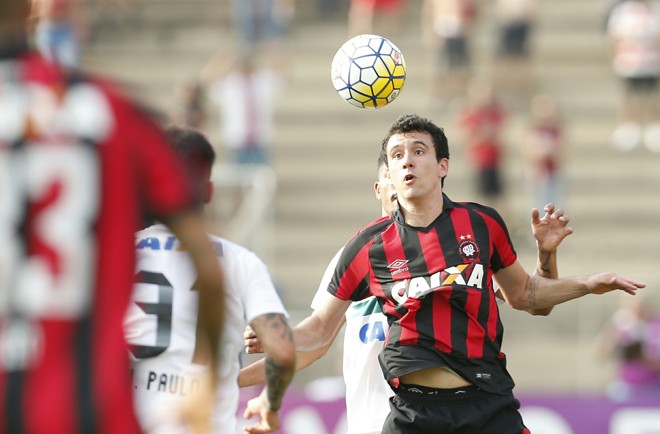Pablo domina a bola com a marcação apertada de João Paulo | Hugo Harada/Gazeta do Povo