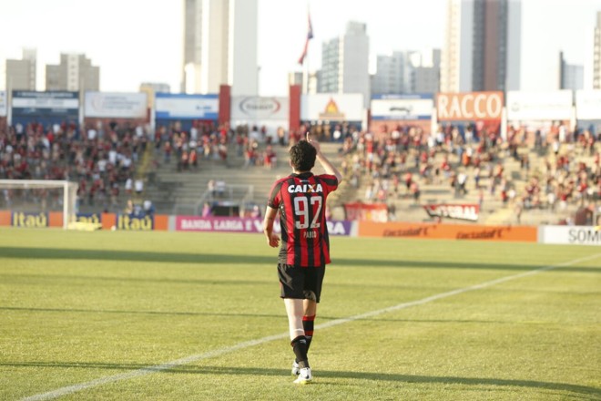 Pablo comemora gol na segunda etapa que decretou a vitória atleticana | Hugo Harada/Gazeta do povo