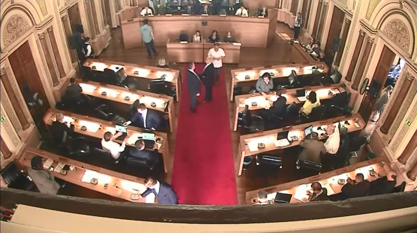 No canto esquerdo, próximo do corredor, Chicarelli (PSDC) vota na bancada de Chico do Uberaba (PMN) | Reprodução