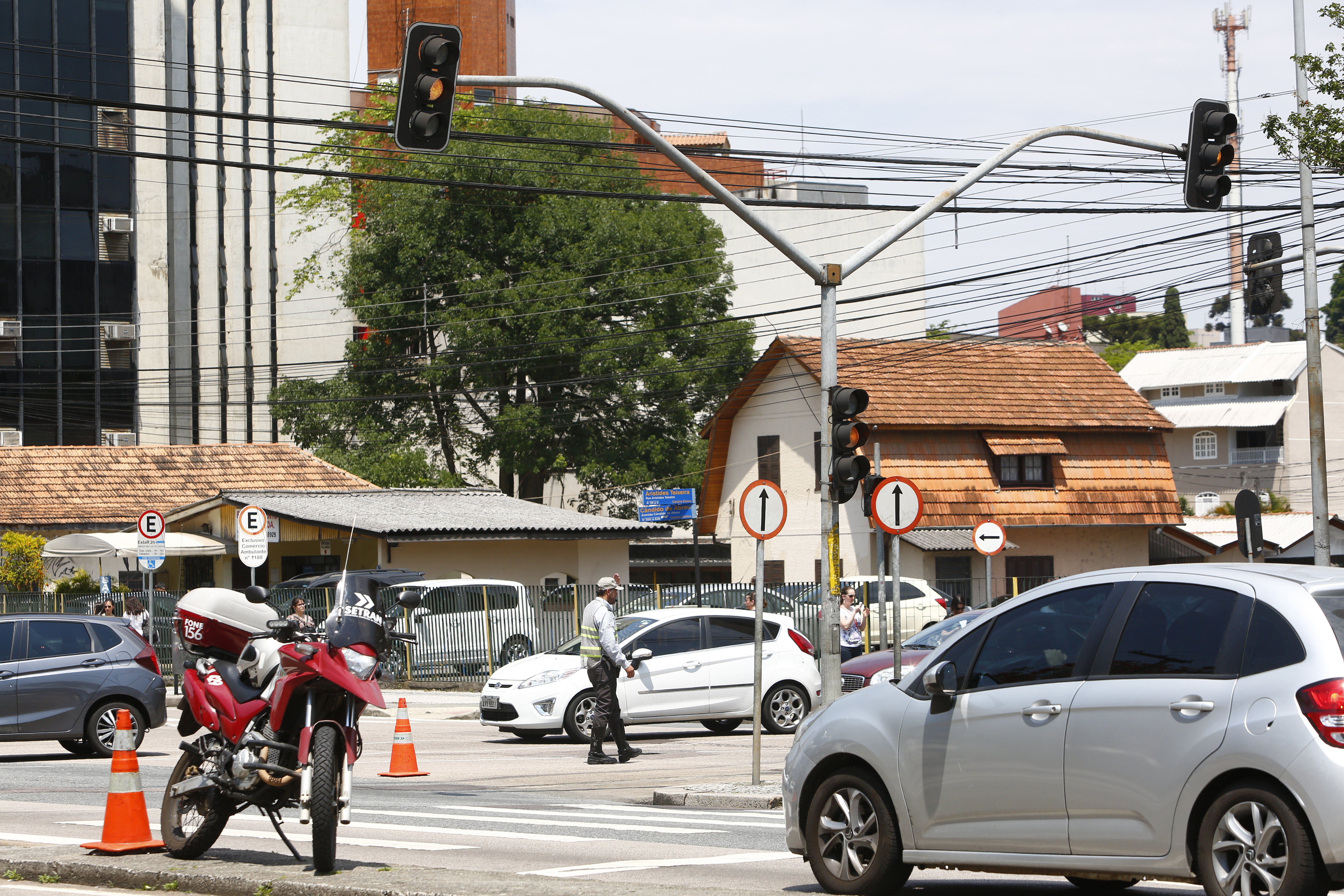O semáforo da Av. Cândido de Abreu com a Rua Aristides Teixeira está desligado desde o início da manhã de hoje | Aniele Nascimento/Gazeta do Povo