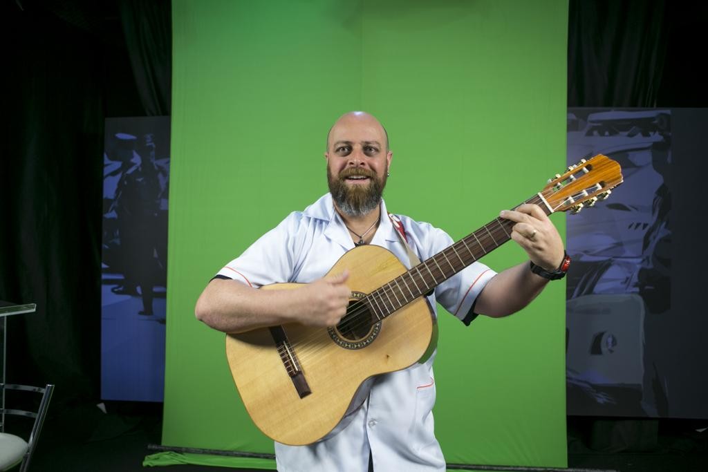 O professor Noslen Borges  usa música sobretudo para ensinar regras gramaticais.