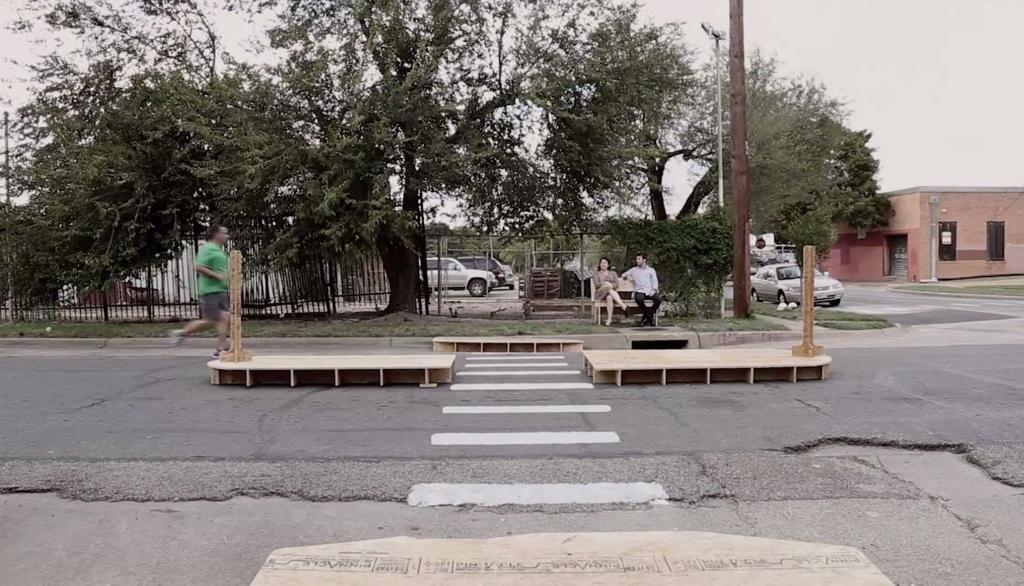 Rampas e ilhas para pedestres estão entre os móveis “de imprimir” do Better Block, negócio social dos Estados Unidos que trabalha em prol de projetos comunitários. | /Gensler Texas/Better Block/Reprodução