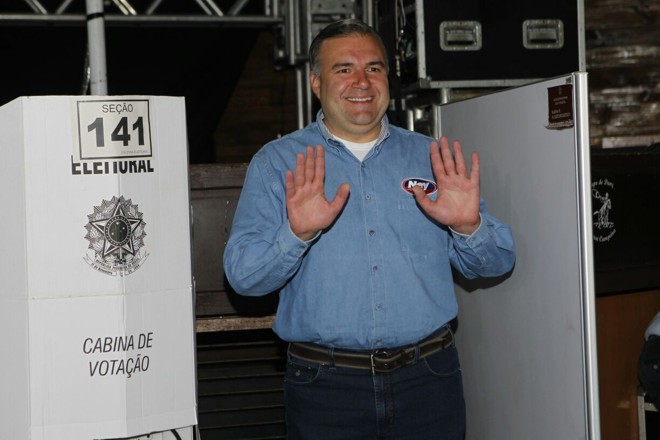O candidato Ney Leprevost teve o local de votação alterado pelo Tribunal Regional Eleitoral. Depois de votar, Leprevost simbolizou, com as mãos, o número da sua candidatura (55). | Antonio More/Gazeta do Povo