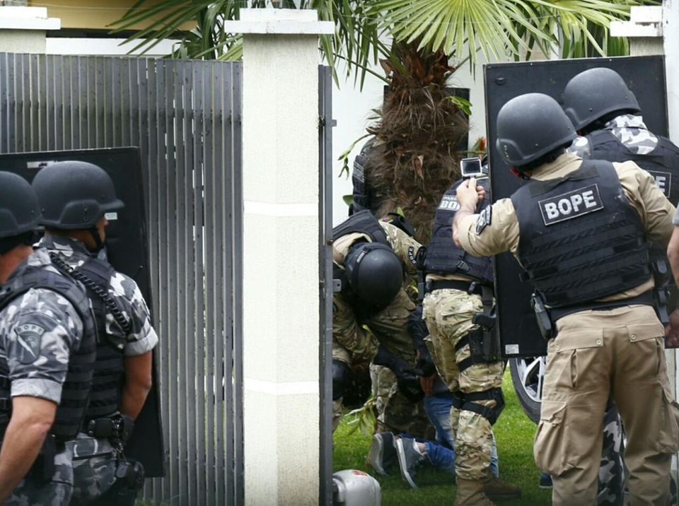 Momento em que um dos sequestrados se rende | Aniele Nascimento/Gazeta do Povo
