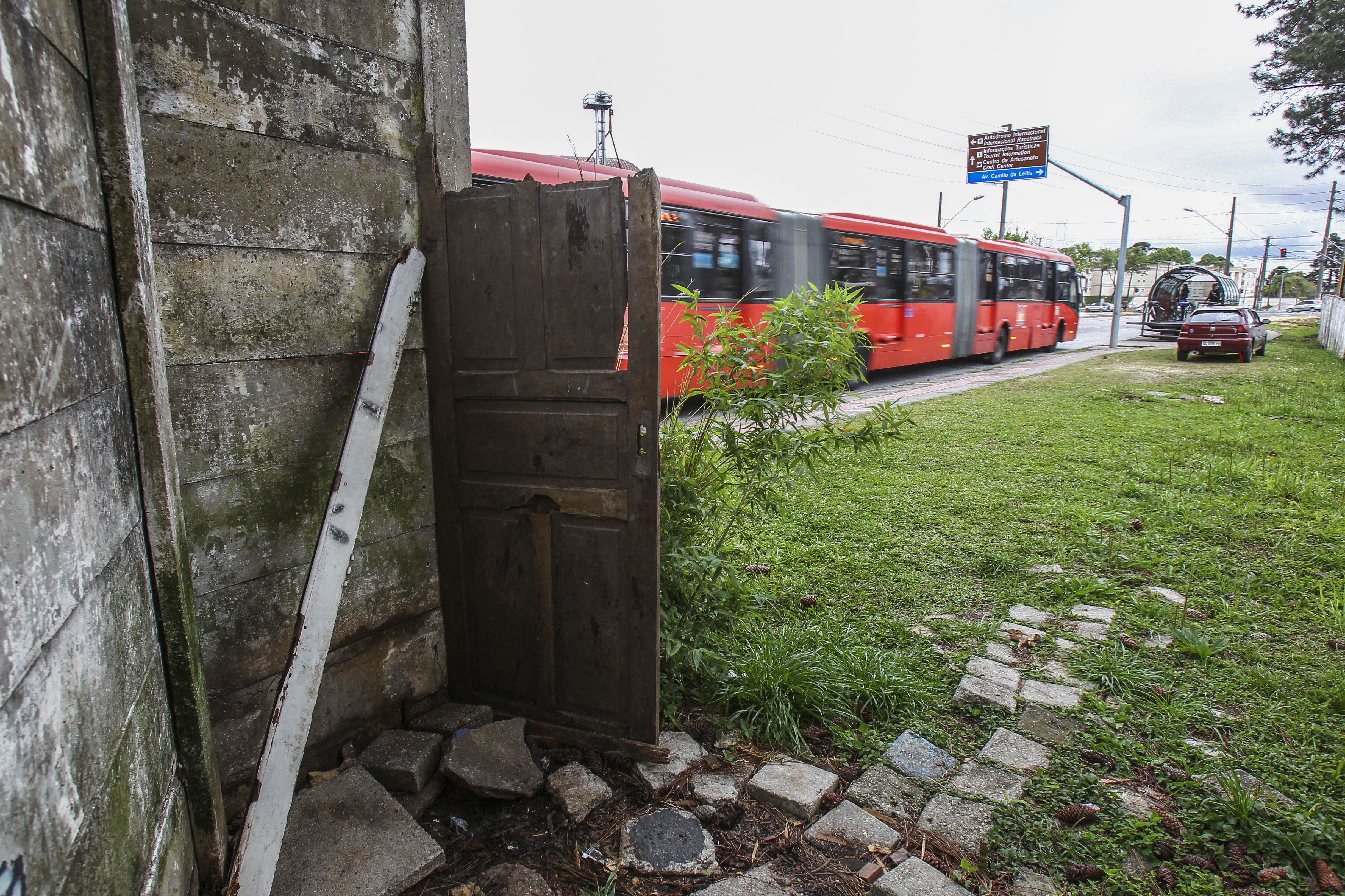 Trabalhadores improvisaram uma porta na estação-tubo Camilo de Lellis, em Pinhais | Daniel Castellano/Gazeta do Povo