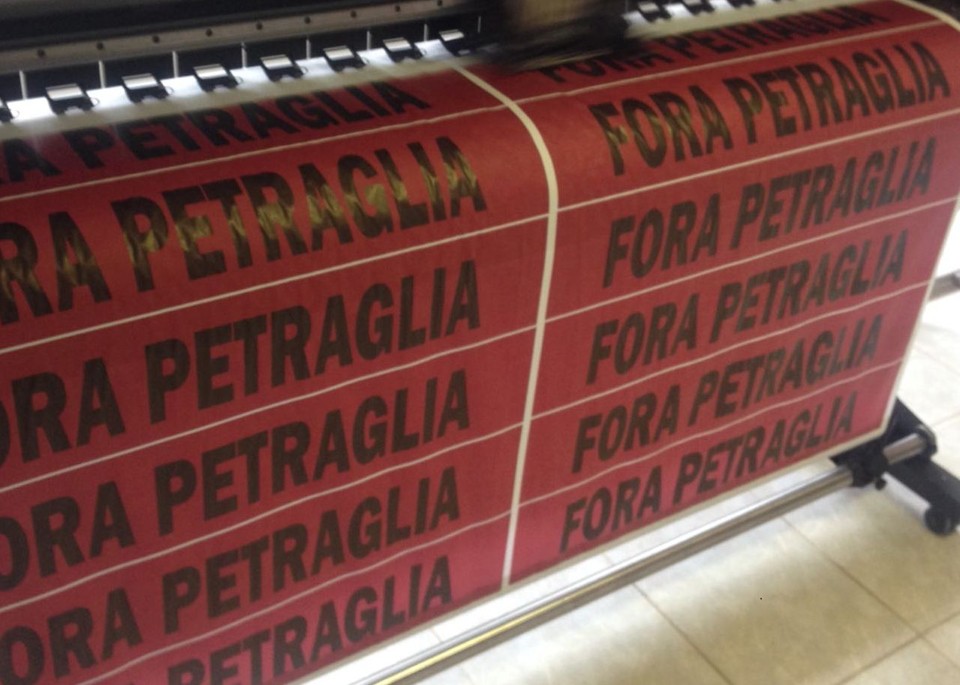 Com faixas ‘Fora Petraglia’, torcedores do Atlético organizam protesto no Atletiba Faixas ‘Fora Petraglia’ em produção para o Atletiba | Reprodução/Instagram