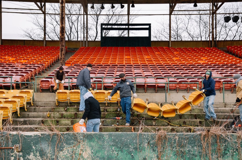 Integrantes da iniciativa removem bancos de estádio para reutilização. | Divulgação/People for Urban Progress