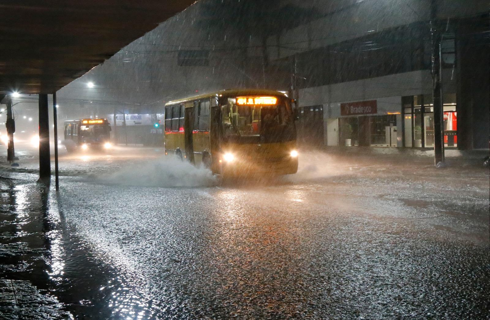 Alagamento na Rua João Negrão, no Centro de Curitiba | Pedro Serápio/Gazeta do Povo