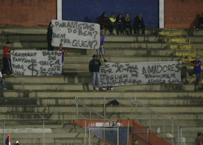 Torcedores protestaram contra a diretoria do Tricolor na Vila Capanema. | Marcelo Andrade Gazeta do Povo
