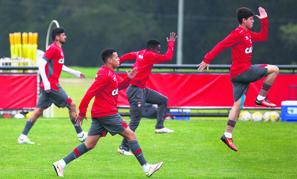 Atlético faz ‘final inesperada’ com o Grêmio em Porto Alegre Jogadores do Atlético durante treino no CT do Caju. | Aniele Nascimento/Gazeta do Povo