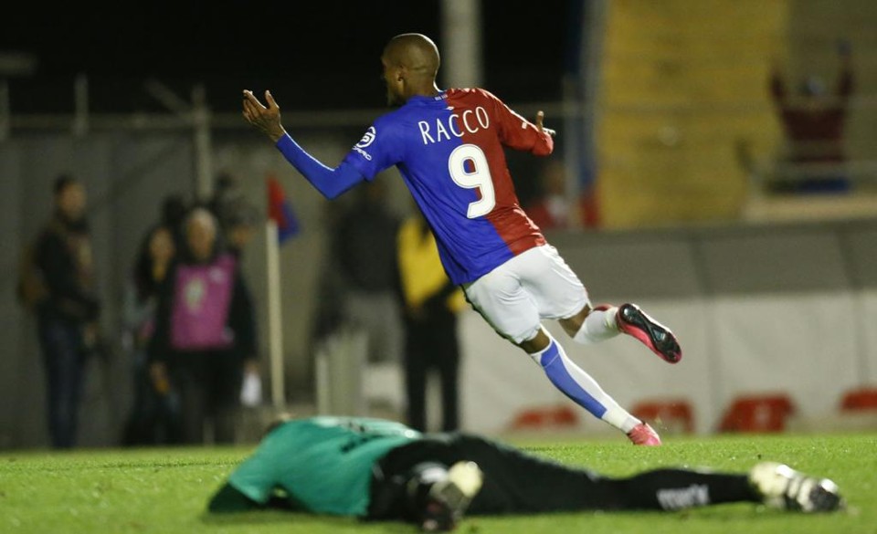 Fernando Karanga marca o quarto gol que definiu o placar na Vila Capanema. | Hugo Harada/Gazeta do Povo
