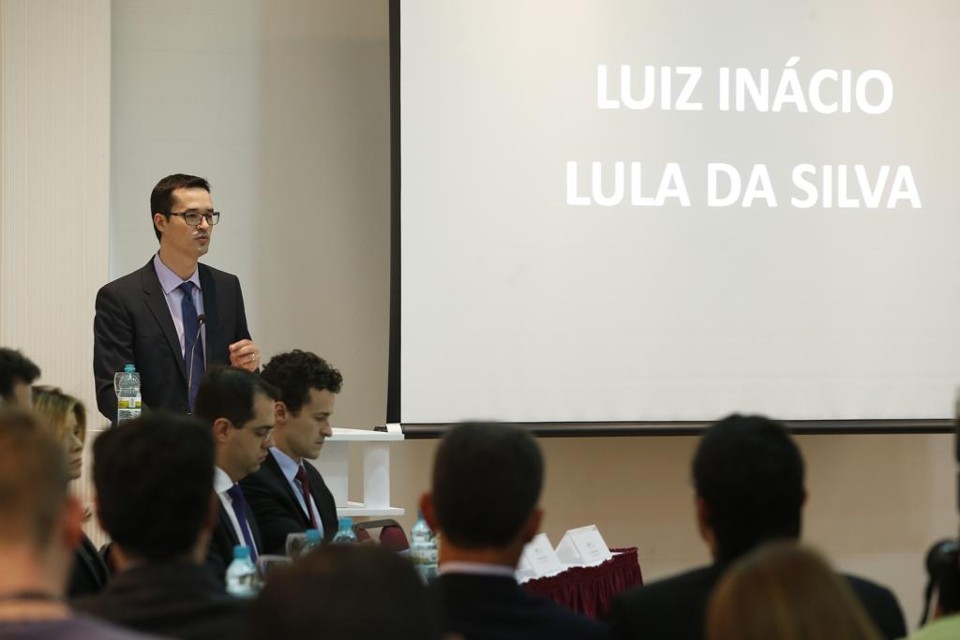 Defesa de Lula pede afastamento de Moro e força-tarefa da Lava Jato de caso do tríplex Deltan Dallagnol comandou a entrevista coletiva que acusou o ex-presidente de ser o “comandante máximo” do esquema de corrupção na Petrobras | Hugo Harada/Gazeta do Povo/Arquivo