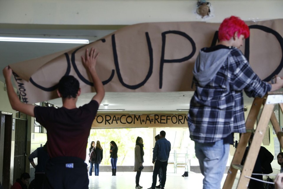 Estudantes manifestam contra reforma do ensino médio no Colégio Arnaldo Jansen, em São José dos Pinhais | Henry Milleo/Gazeta do Povo