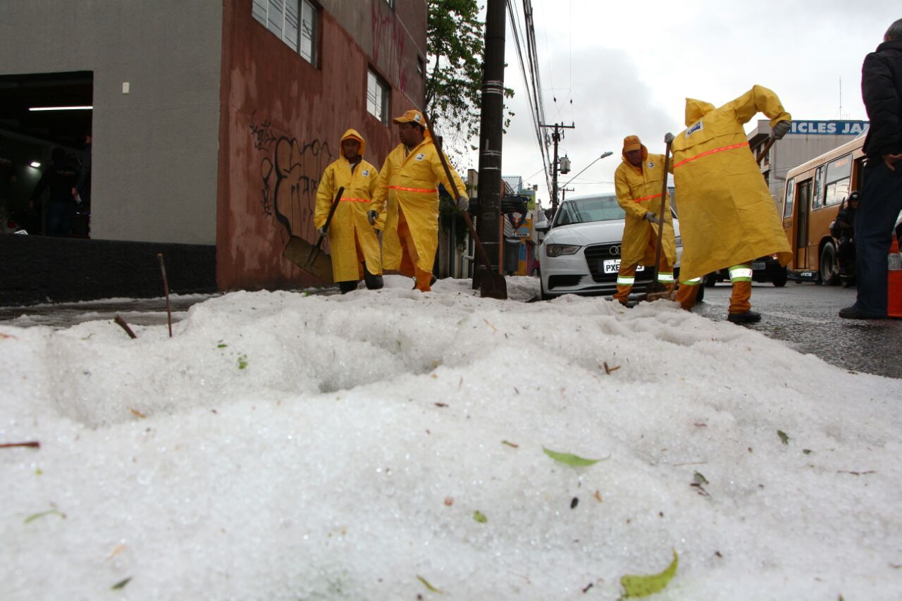 Funcionários da prefeitura trabalham no recolhimento do gelo no cruzamento das ruas João Negrão com Almirante Gonçalves | Átila Alberti /Tribuna do Paraná