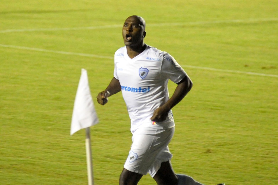 Itamar foi o autor do gol do Londrina contra o  Brasil de Pelotas. | Henrique Campinha/Futura Press/Folhapress