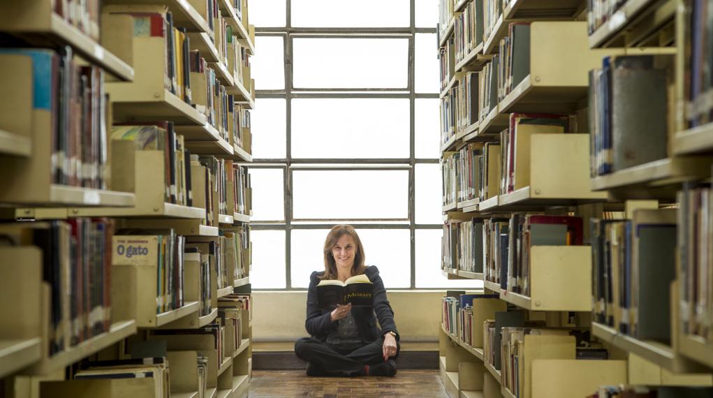 A escritora Luc Collin fala sobre poesia nesta terça e quarta-feira no Palacete Wolf. | Hugo Harada/Gazeta do Povo