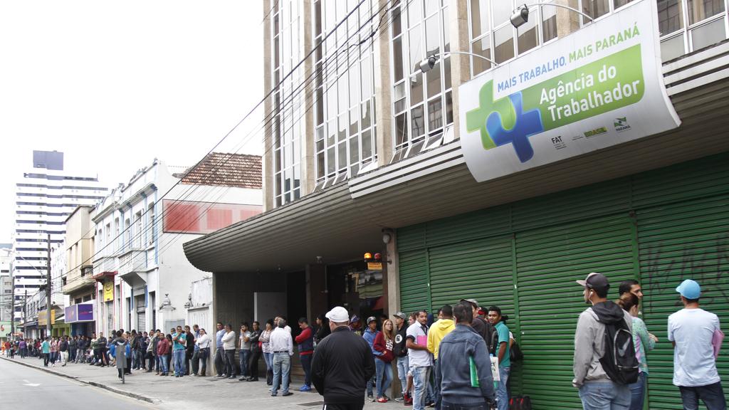 Fila para atendimento na Agência do Trabalhador em Curitiba | Aniele Nascimento/Gazeta do Povo